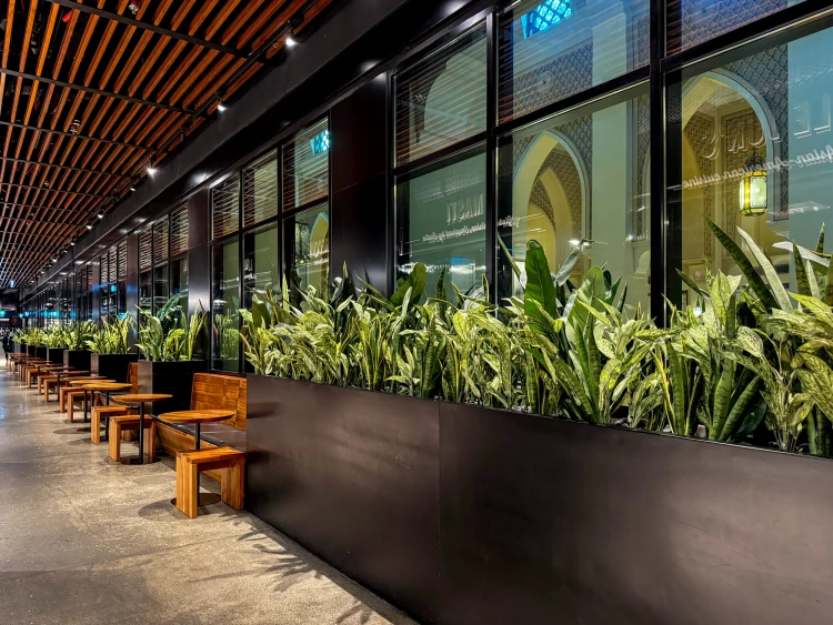 plantas artificiales ignífugas en centro comercial