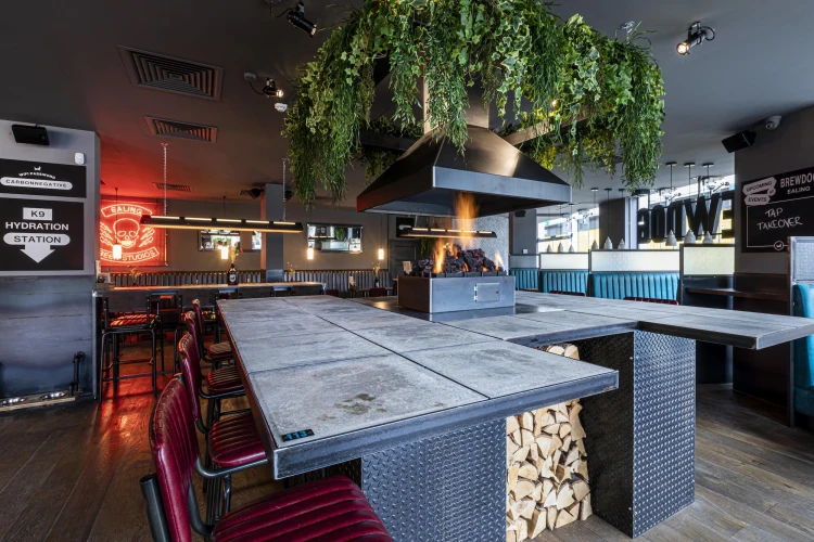 plantas ignífugas colgadas en un restaurante